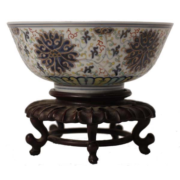 Appraisal: Chinese Guangxu porcelain enamel bowl with lotus motif on the