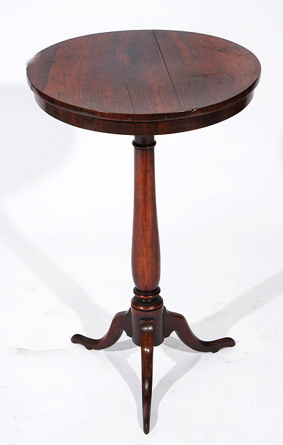 Appraisal: AN EARLY TH CENTURY CIRCULAR ROSEWOOD LAMP TABLE with turned