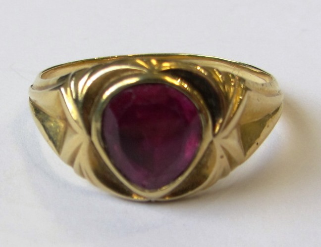 Appraisal: A gold and foil backed ruby set single stone ring