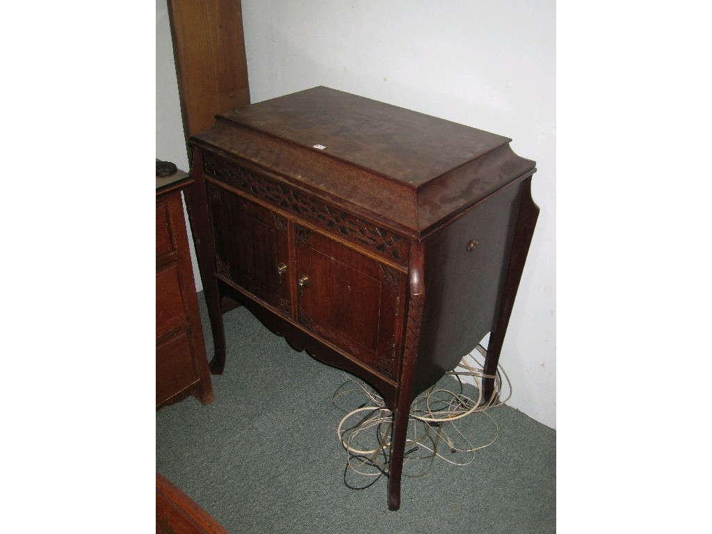 Appraisal: Free standing wind up gramophone