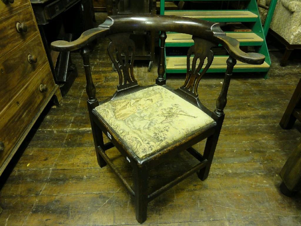 Appraisal: A Georgian mahogany corner chair with pierced vase shaped splats