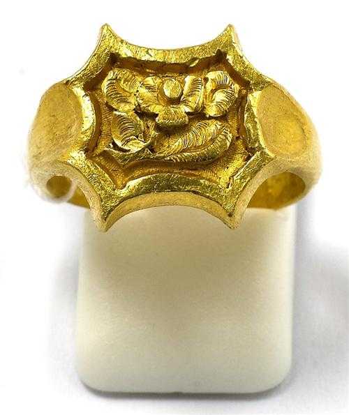 Appraisal: GOLD-RING um Gelbgold ca g Massiver Ring mit kartuschenf rmiger