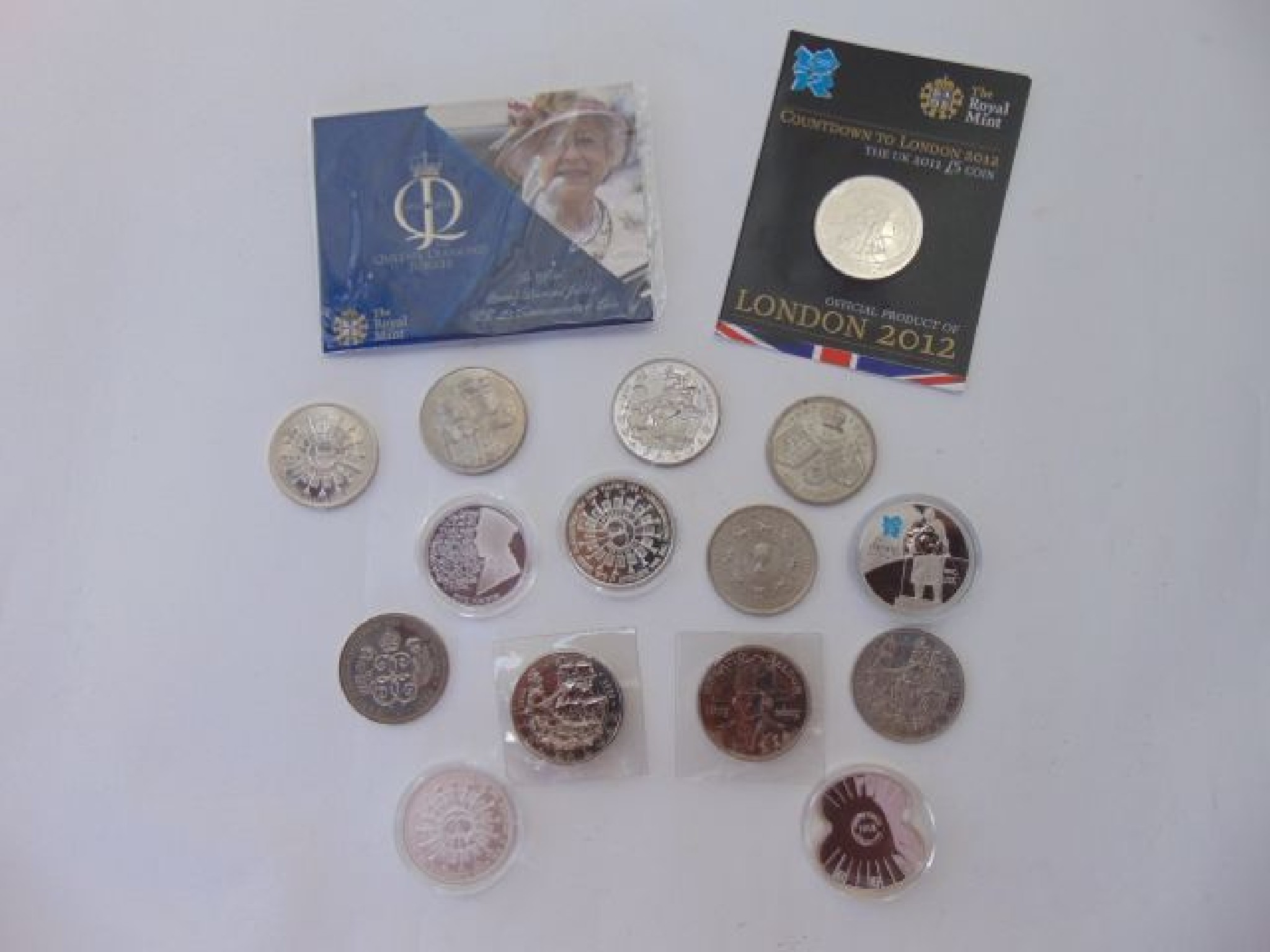 Appraisal: Sixteen coins all Elizabeth II commemorating various historical events