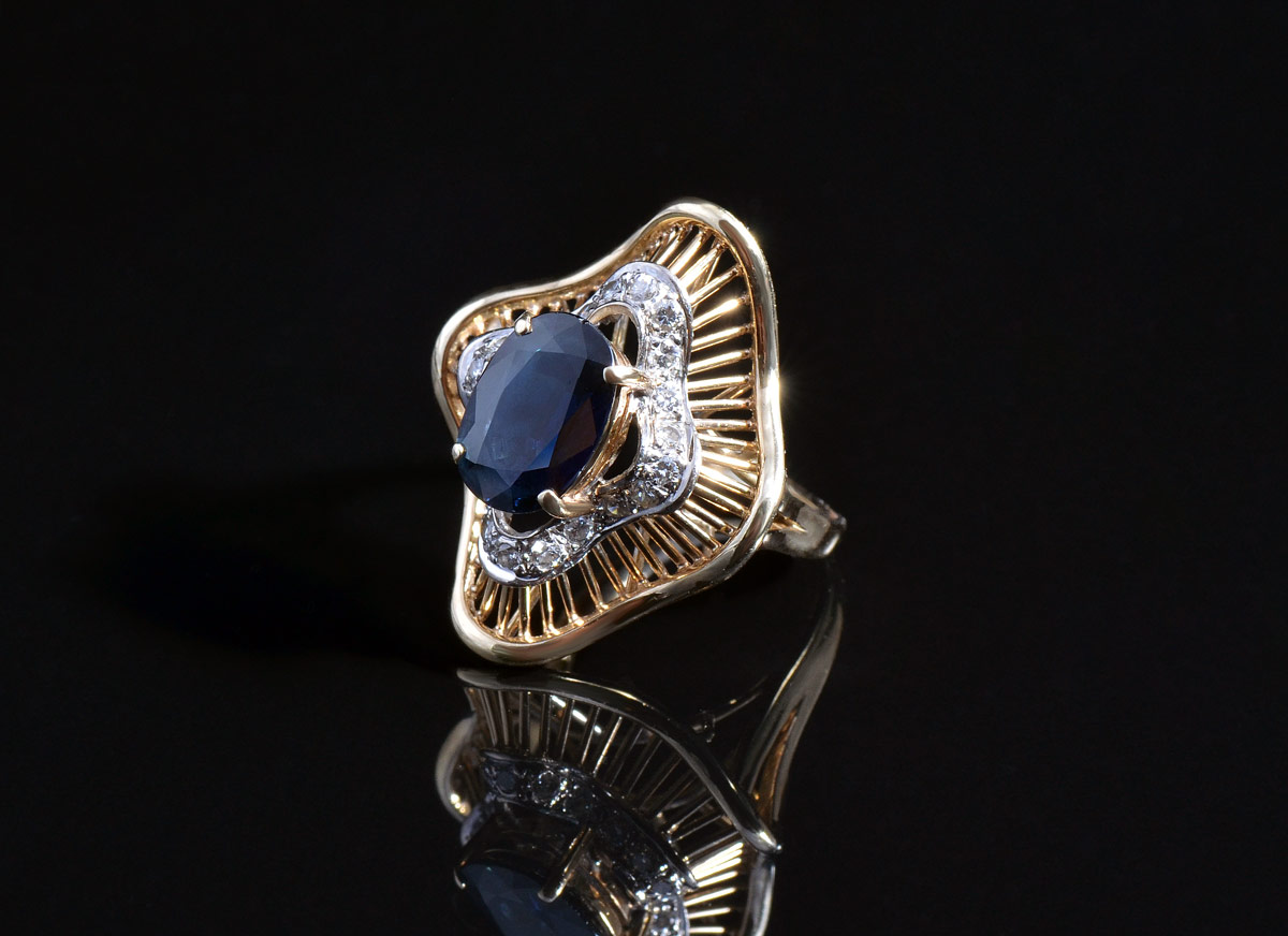 Appraisal: K SAPPHIRE DIAMOND RING K yellow gold ring Oval mixed