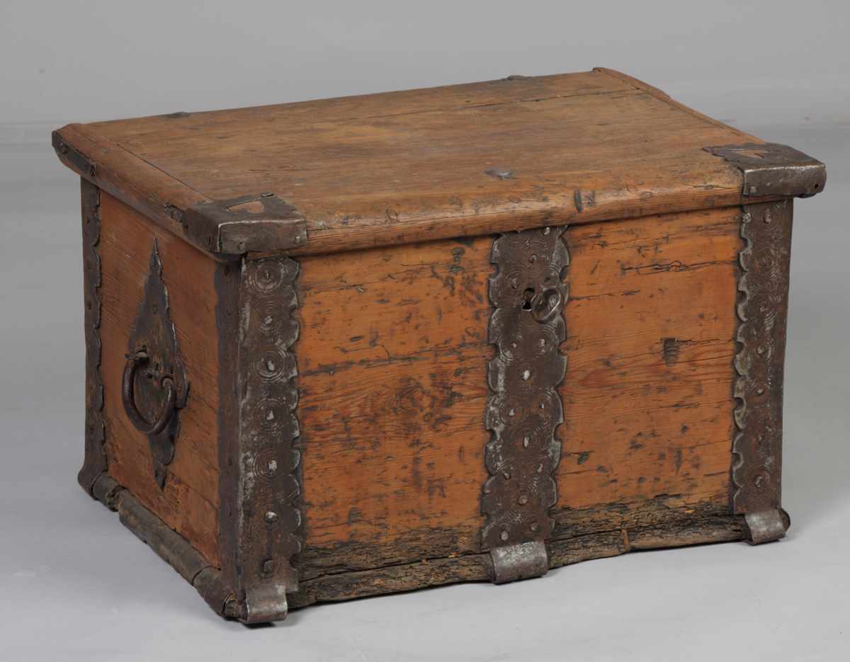 Appraisal: Conestoga Trunk Late th early th cent Pine with wrought