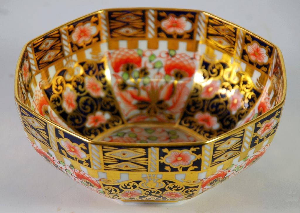 Appraisal: EARLY TWENTIETH CENTURY ROYAL CROWN DERBY JAPAN PATTERN PORCELAIN BOWL