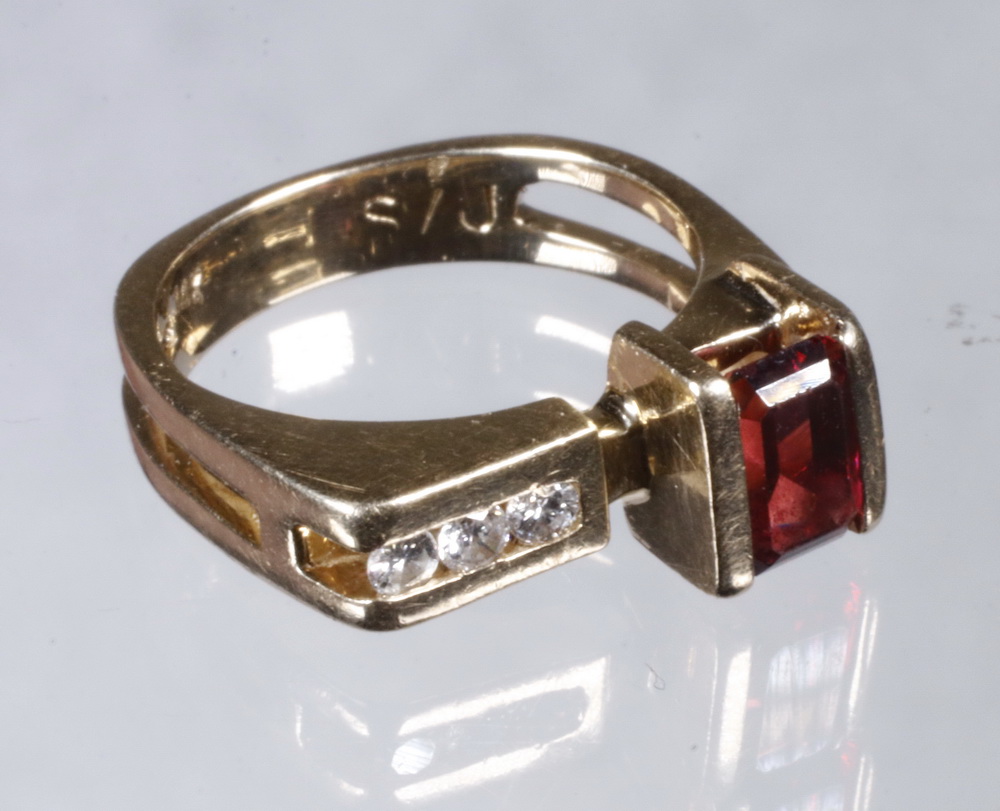 Appraisal: K GOLD DIAMOND GARNET RING Ring in K yellow gold