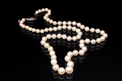 Appraisal: CARTIER Art Deco pearl necklace with diamond and platinum clasp