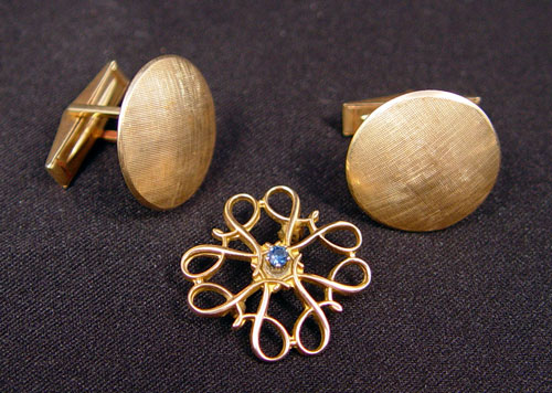 Appraisal: GOLD CUFF LINKS AND SWEET BROOCH K yellow gold cufflinks