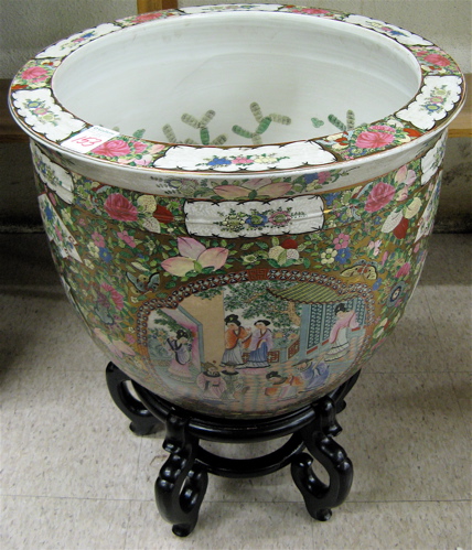 Appraisal: CHINESE ROSE CANTON PORCELAIN FISH BOWL ON STAND the exteriors