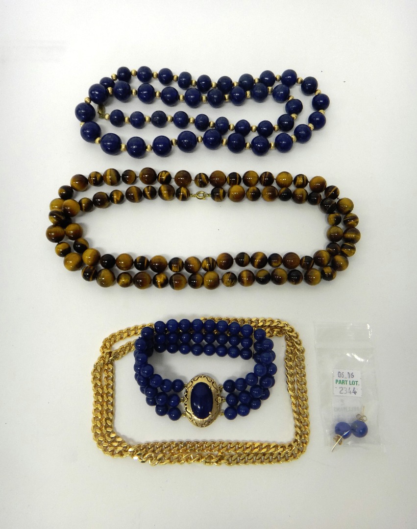 Appraisal: A single row necklace of lapis lazuli beads with melon