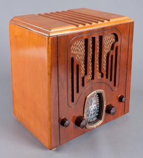 Appraisal: s Crosley Model Tombstone Radio This s Crosley model tombstone