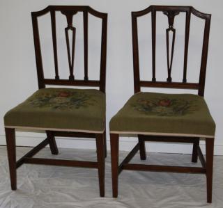 Appraisal: pr of Baltimore MD mahogany vase back Hepplewhite chairs See