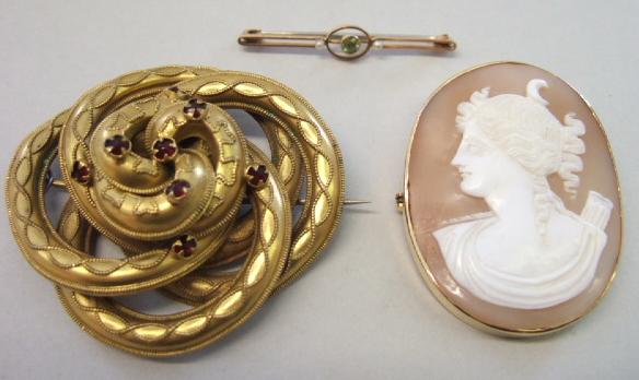 Appraisal: An oval shell cameo brooch designed as the portrait of