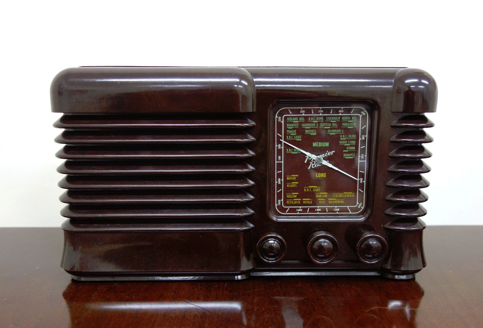 Appraisal: Bush type DAC valve radio in bakelite and cream detail