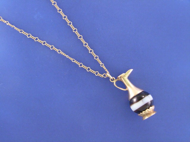 Appraisal: A vintage ct gold banded agate jug pendant on a