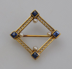 Appraisal: Open style geometric design brooch having square cut sapphire and