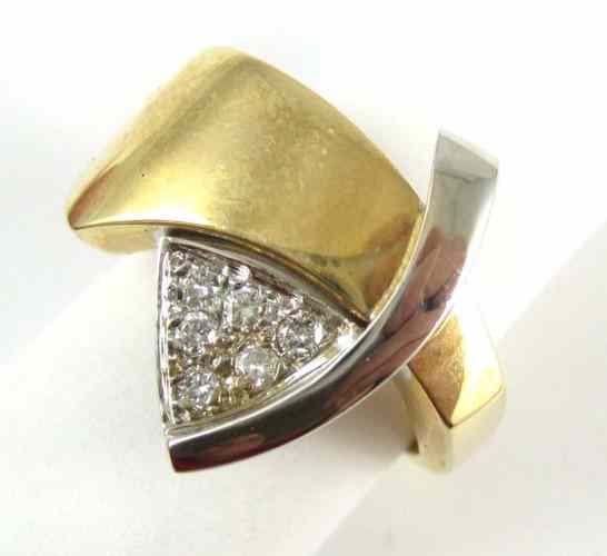 Appraisal: DIAMOND AND FOURTEEN KARAT GOLD RING The yellow and white