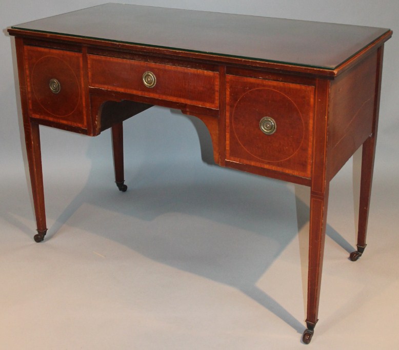 Appraisal: An Edwardian mahogany and boxwood strung dressing table the overhanging