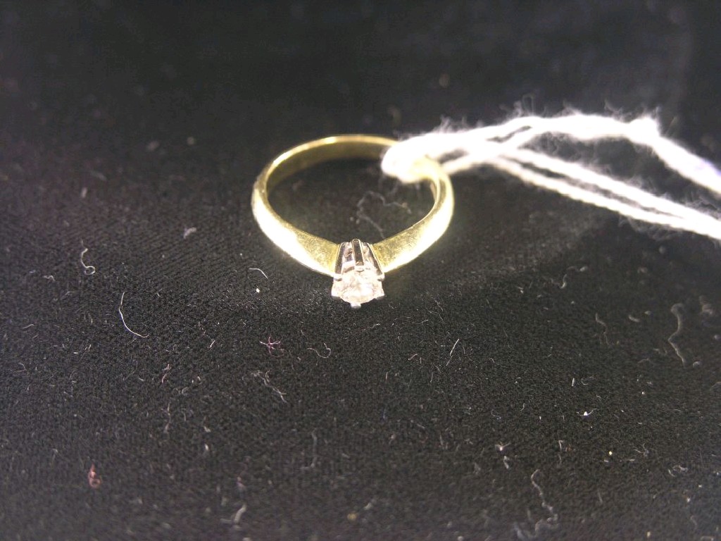 Appraisal: An ct gold and diamond solitaire ring raised claw setting