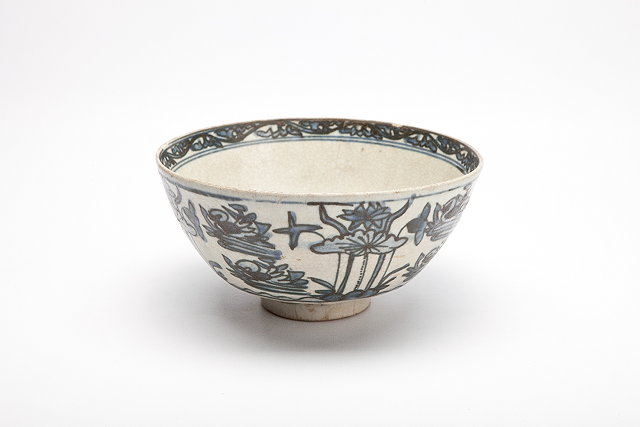 Appraisal: A VIETNAMESE BLUE AND WHITE BOWL decorated lotus plants and