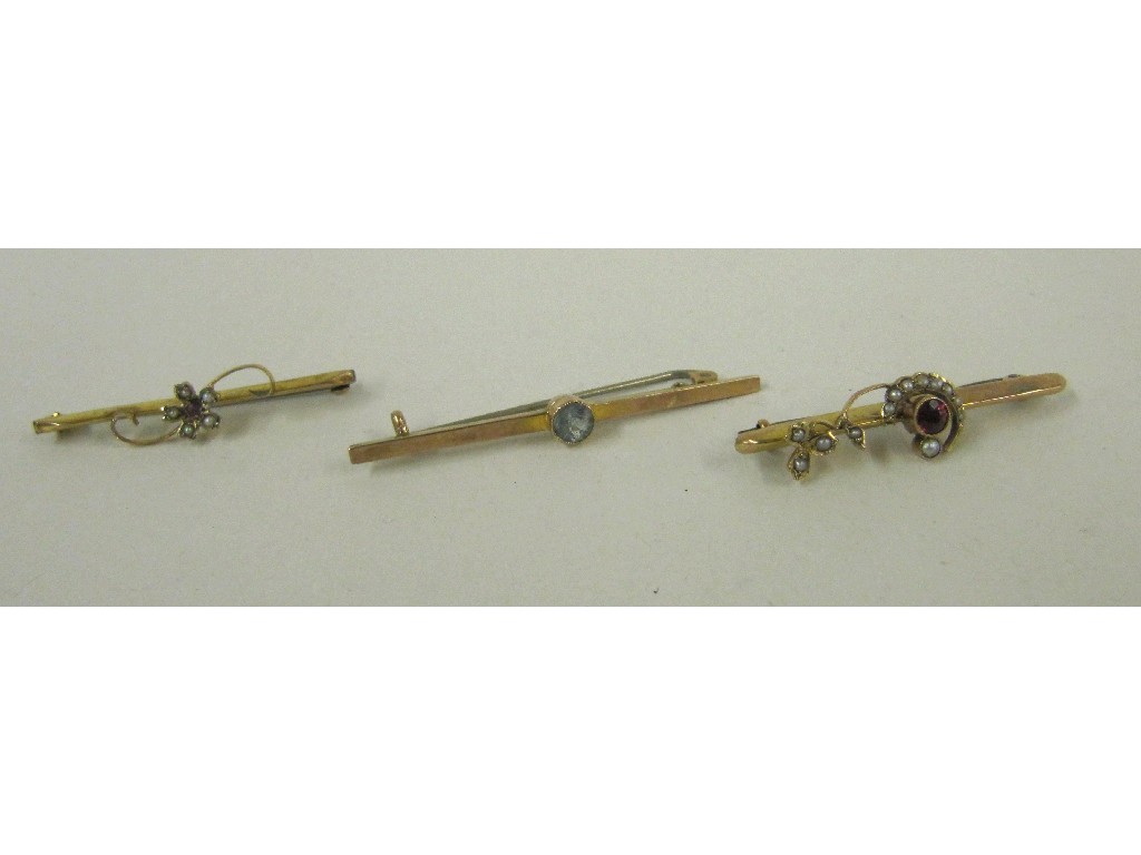 Appraisal: Lot comprising three Edwardian ct gold bar brooches