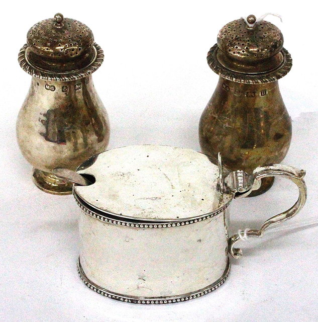 Appraisal: AN EARLY TH CENTURY GOLDSMITHS AND SILVERSMITHS SILVER MUSTARD POT