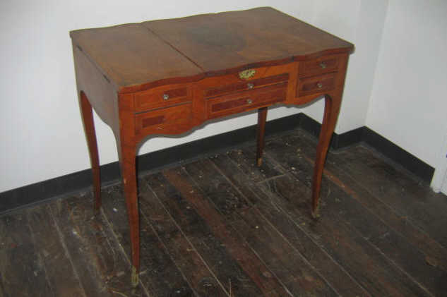 Appraisal: CONTINENTAL TH CENTURY VANITY TABLE Top with three hinged compartments