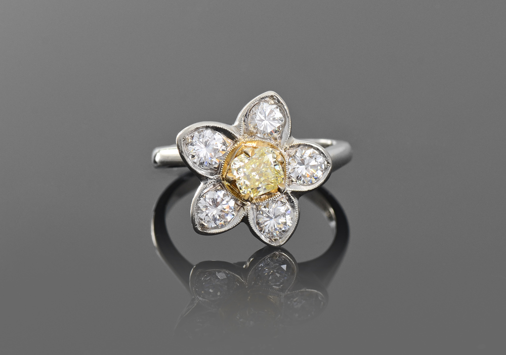 Appraisal: RETRO DIAMOND DAISY RING At the center is an approx