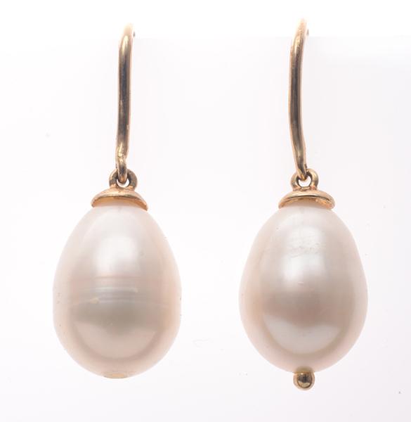 Appraisal: A PAIR OF PEARL DROP EARRINGS IN CT YELLOW GOLD