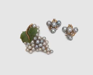 Appraisal: K Yellow Gold Baroque Gray Pearl Nephrite and Diamond Brooch