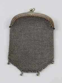 Appraisal: A small silver mesh purse with central double division to