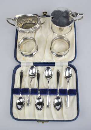 Appraisal: A cased set of six silver coffee spoons a drum