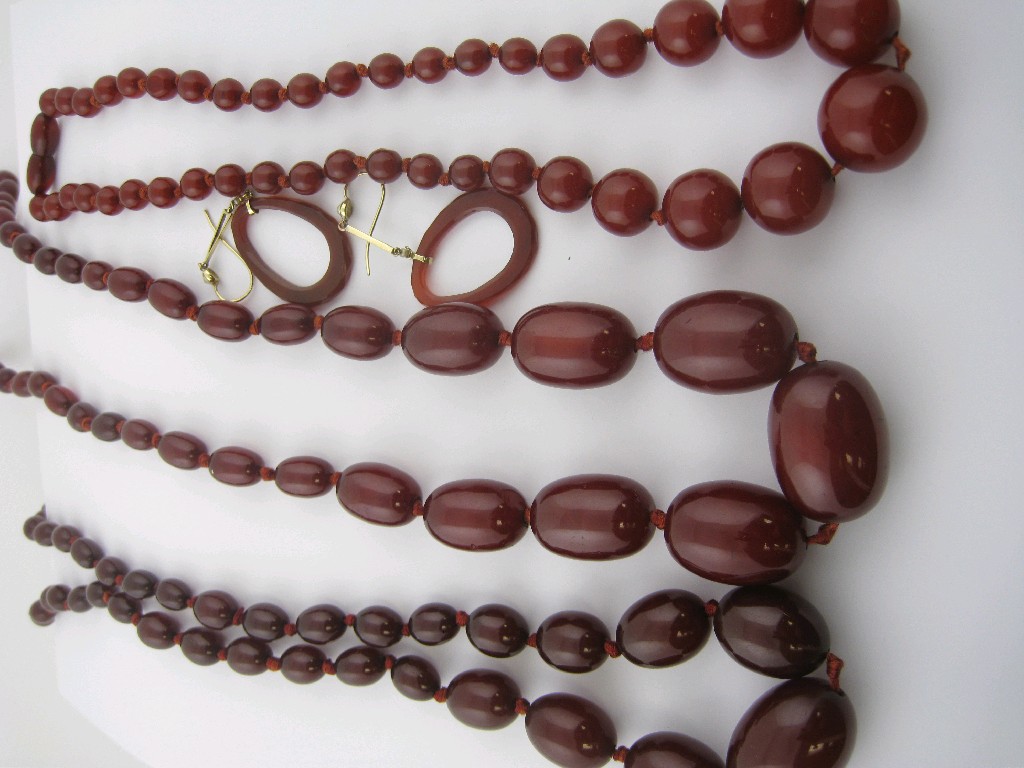 Appraisal: A graduated terracotta coloured Amber Bead Necklace with screw clasp