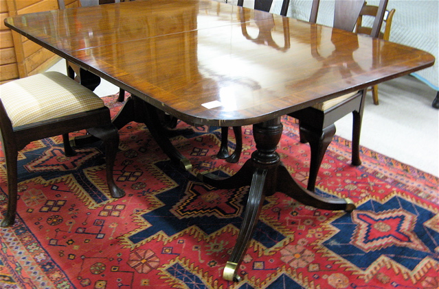 Appraisal: FEDERAL STYLE MAHOGANY DINING TABLE WITH FOUR LEAVES Kindel Furniture