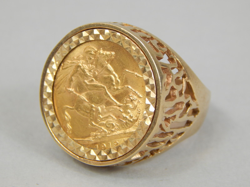 Appraisal: A full gold sovereign ring dated on ct gold ring