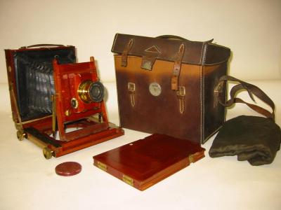 Appraisal: A THORNTON PICKARD MAHOGANY HALF PLATE IMPERIAL FIELD CAMERA with