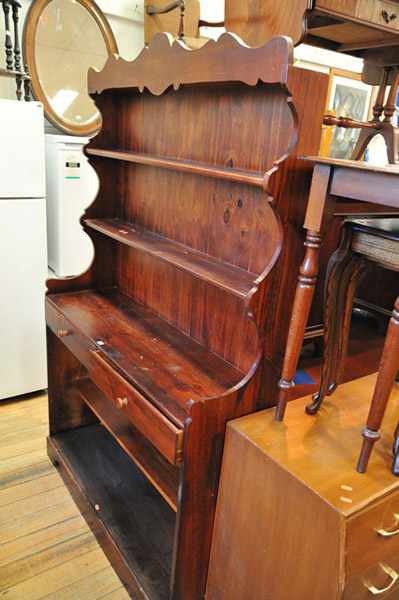 Appraisal: A HARDWOOD KITCHEN DRESSER