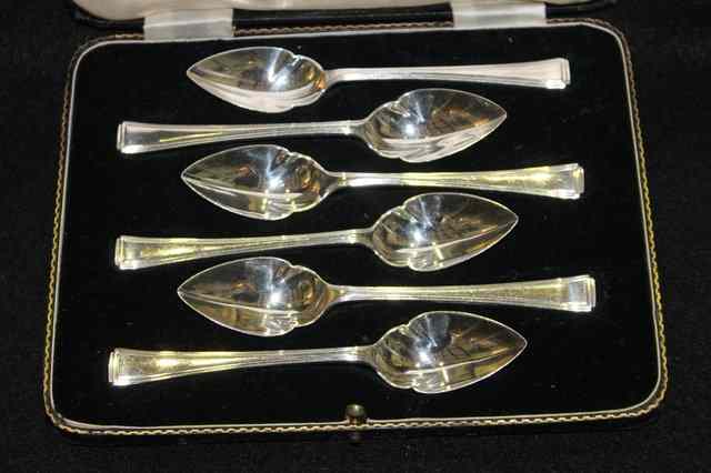 Appraisal: A SET OF SIX SILVER GRAPEFRUIT SPOONS of stylised form