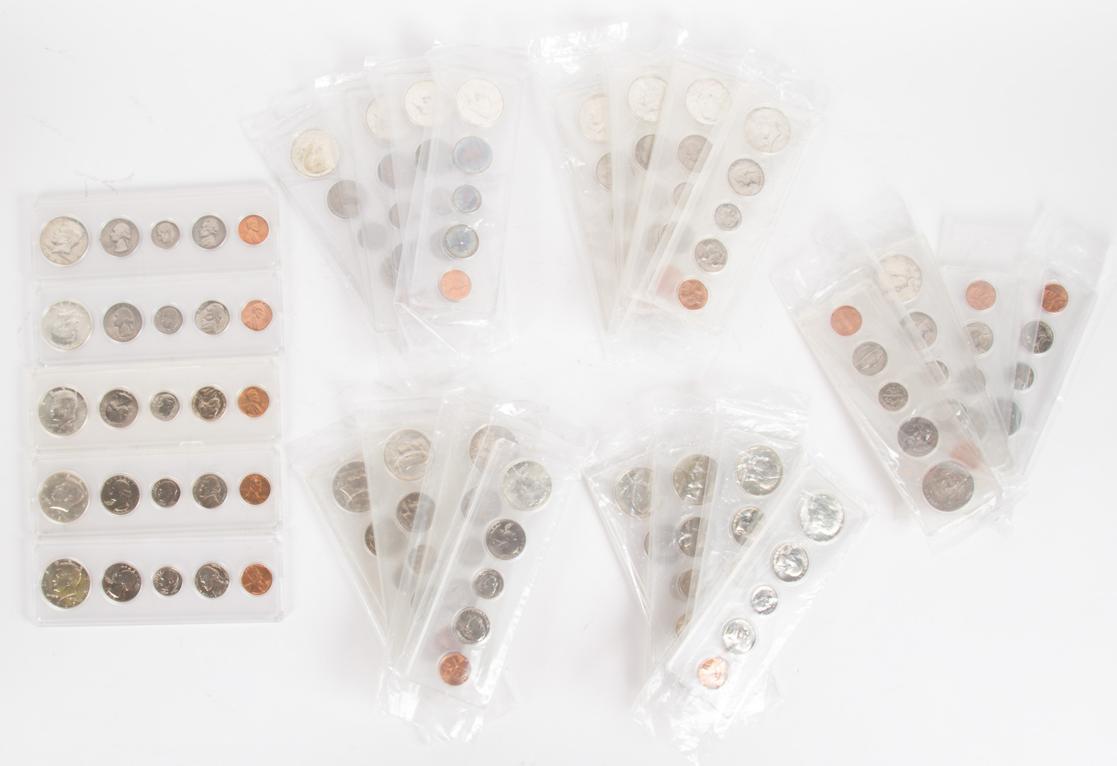 Appraisal: Twenty-five assembled uncirculated mint sets and Some toning present Contains