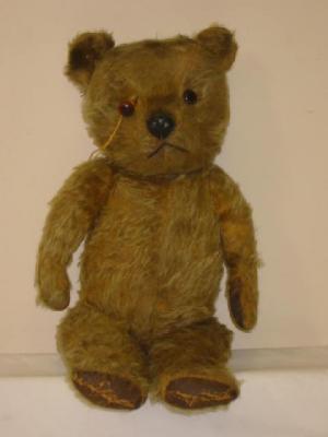 Appraisal: A Chiltern teddy bear covered in gold plush with swivel