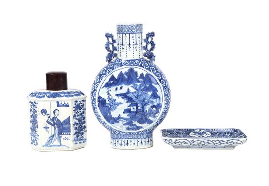 Appraisal: Sale Lot Three Pieces of Chinese Export Blue and White