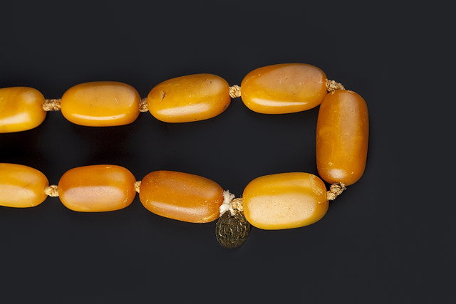 Appraisal: AN AMBER BEAD NECKLACE comprising a single strand of graduated