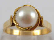 Appraisal: A yellow metal tests carat gold cultured pearl ring pearl