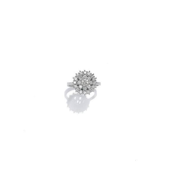 Appraisal: A DIAMOND RING circa White gold Elegant ring the cluster