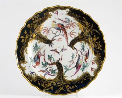 Appraisal: A good Chelsea plate painted with a trefoil cartouche containing