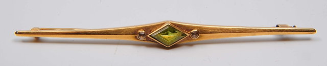 Appraisal: A ct gold bar broochfitted with central peridot and two