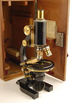 Appraisal: An ebonised and brass microscope by E Leitz Wetzlar no