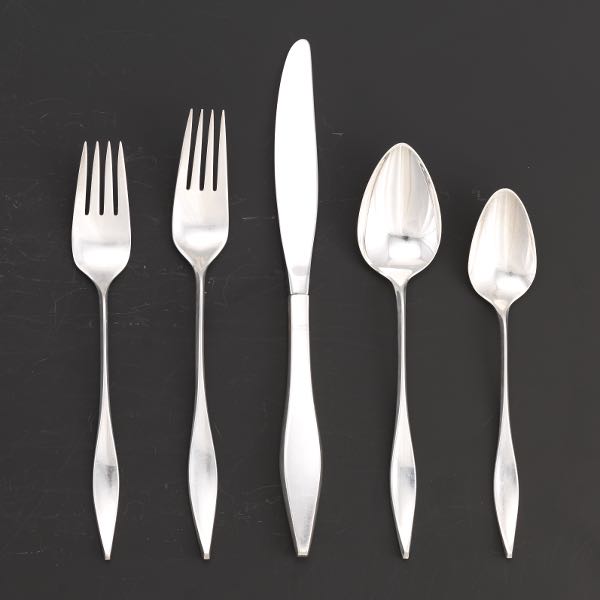 Appraisal: REED BARTON STERLING SILVER FLATWARE SET LARK PATTERN Totaling pieces