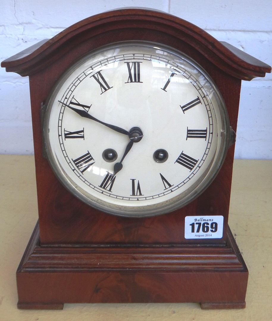 Appraisal: A mahogany cased mantel clock early th century with arch